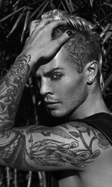 Sauli Koskinen poseeraa Fault-lehden kesänumerossa. Kuva: Liis Anton