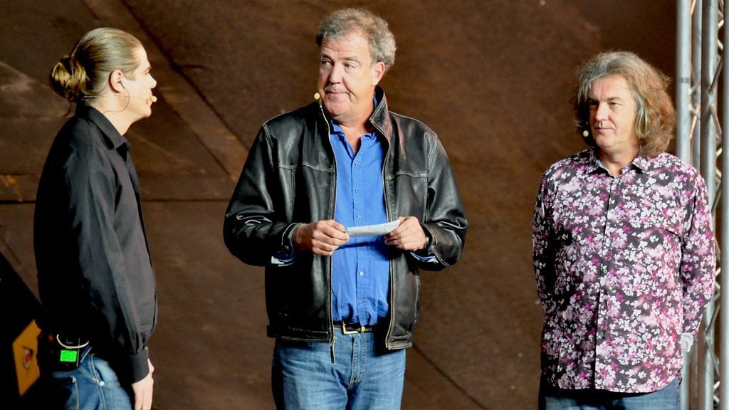 Top Gear -juontaja Jeremy Clarkson kuvassa keskellä.