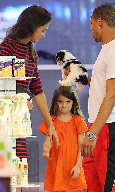 Katie Holmes lohdutti tytärtään.