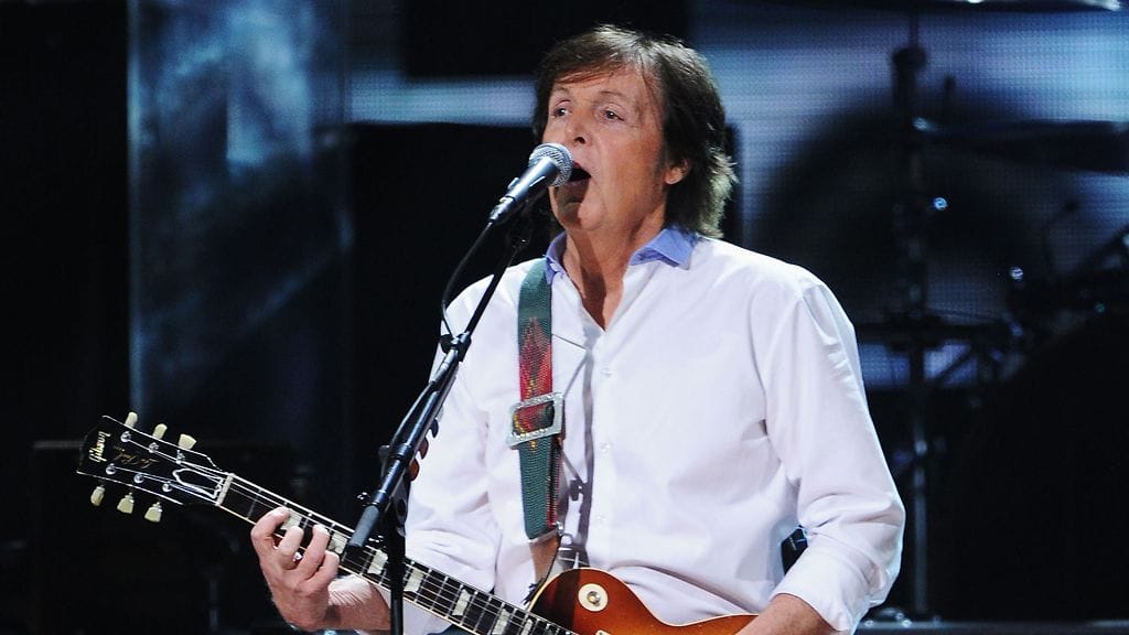 "Hänessä ei ollut jälkeäkään hienostelusta edes sen jälkeen, kun kuningatar teki hänestä ritarin", McCartney kehuu.
