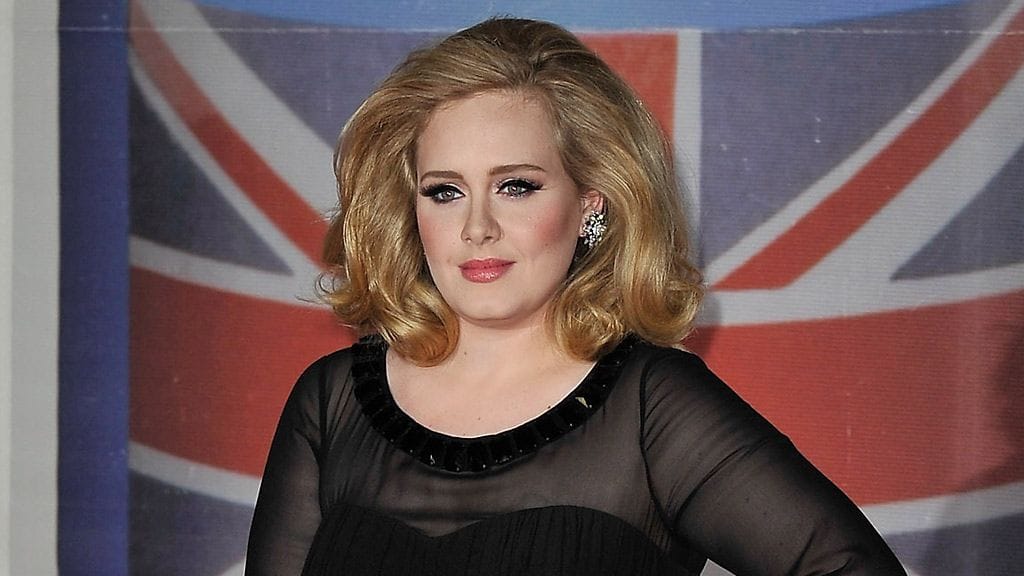 Adele odottaa esikoistaan.