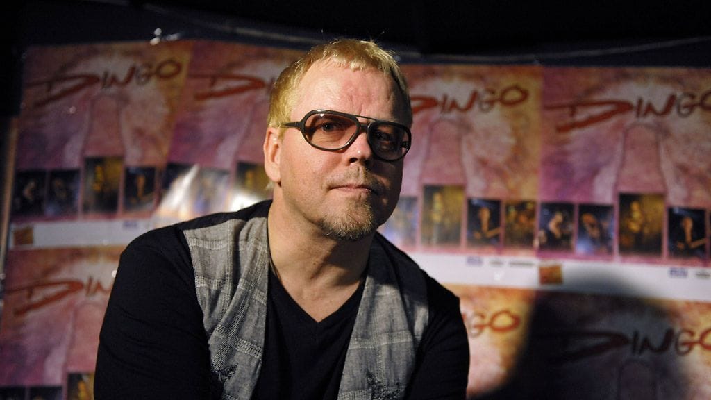 Neumann sanoitti kappaleen yhdessä esikoisensa kanssa.