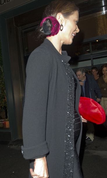 Catherine Zeta-Jonesin takin alta paljastui vauvakumpu.