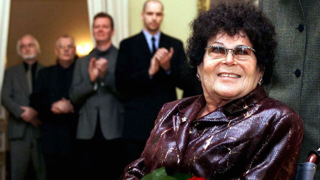 Eila Hiltunen sai joulukuussa 2000 Suomi-palkinnon.