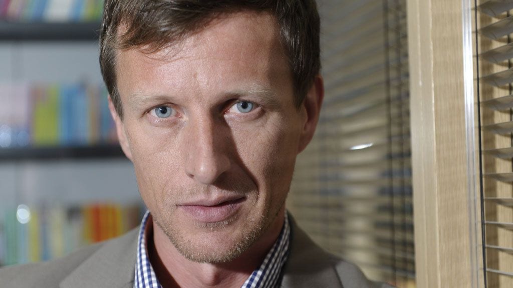 Tobias Zilliacus esittää Joona Linna-nimistä rikoskomisariota.