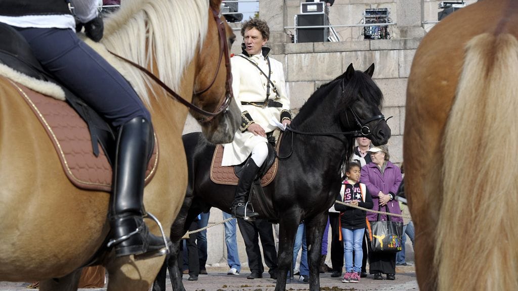 Näyttelijä Ville Virtanen toimi Autonomian aika -festivaalien seremoniamestarina.
