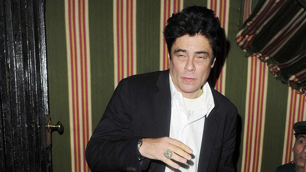 Benicio Del Toro poistumassa yökerhosta.