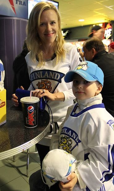 Niko Kapasen perhe, Liisa-vaimo ja Kaarlo-poika jännittää mukana.
