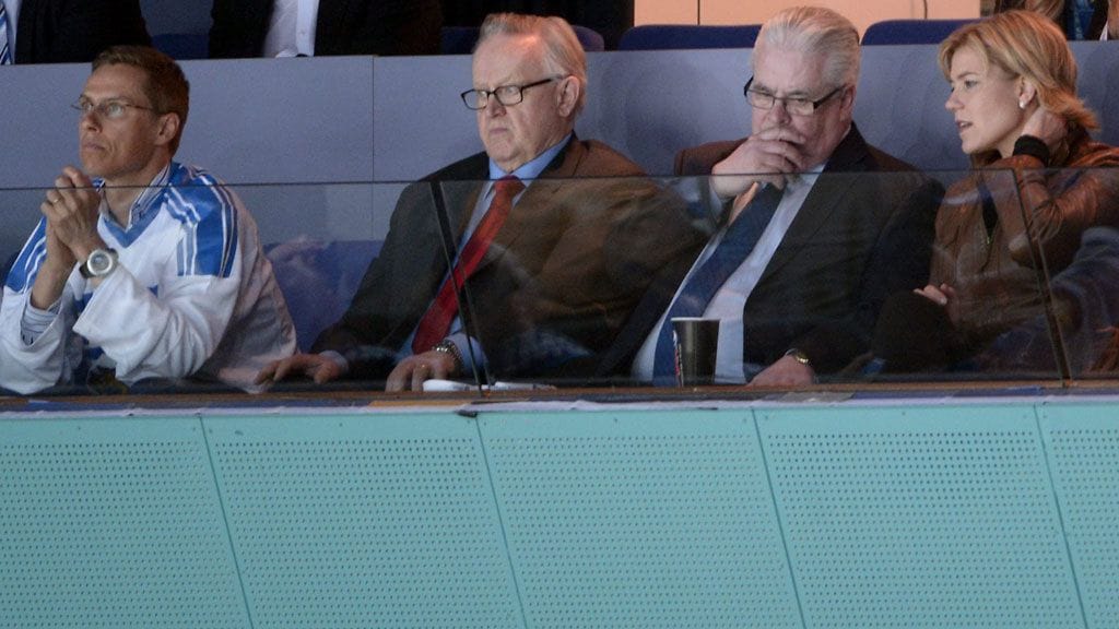 Alexander Stubb, Martti Ahtisaari, Kalervo Kummola ja Henna Virkkunen seurasivat Suomen peliä Areenalla 17. toukokuuta.