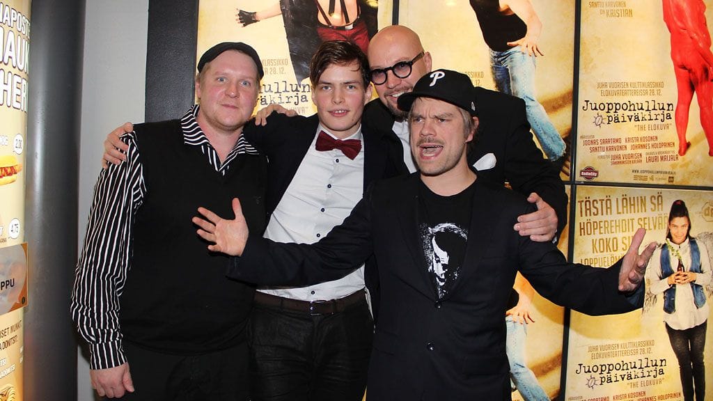 Juha Vuorinen yhdessä Santtu Karvosen, Johannes Holopaisen ja Joonas Saartamon kanssa.