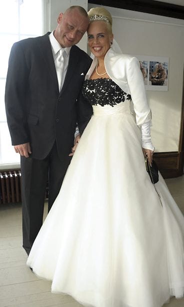 Hääpari Wilma Schlizewski ja Olli Väätäinen menivät naimisiin.