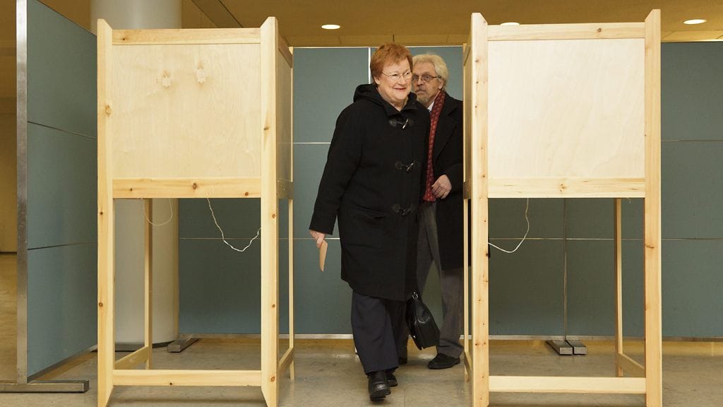 Tarja Halonen ja Pentti Arajärvi äänestämässä 31.1.2012.