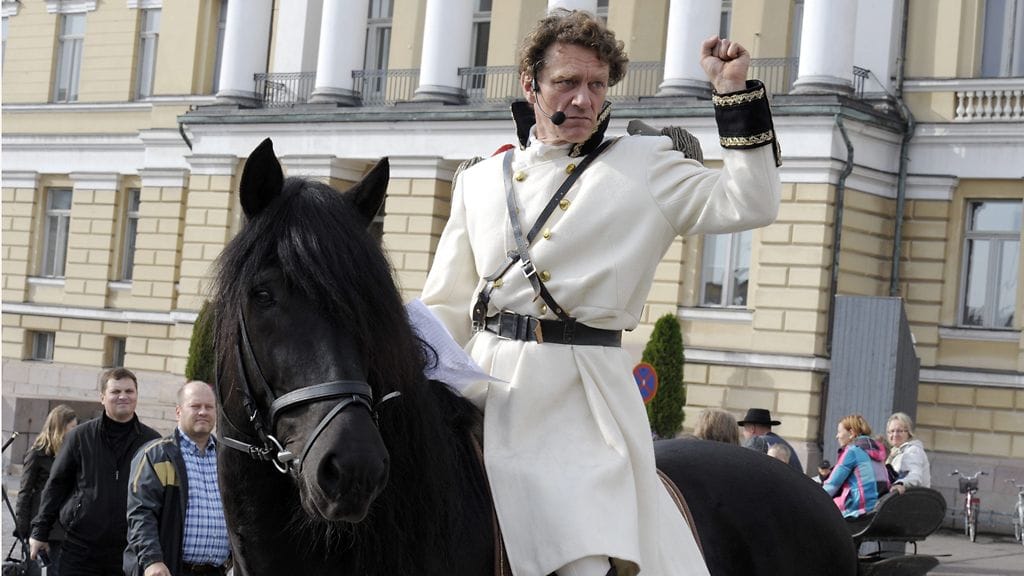 Näyttelijä Ville Virtanen toimi Autonomian aika -festivaalin seremoniamestarina.