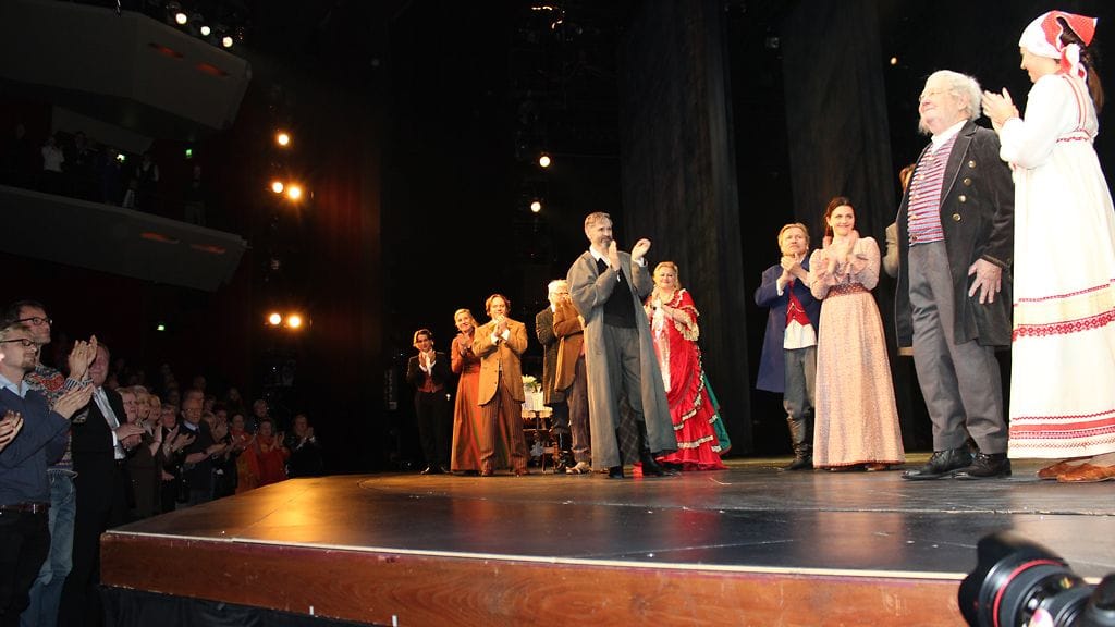 Yleisö osoitti kunnioitustaan Lasse Pöystille.