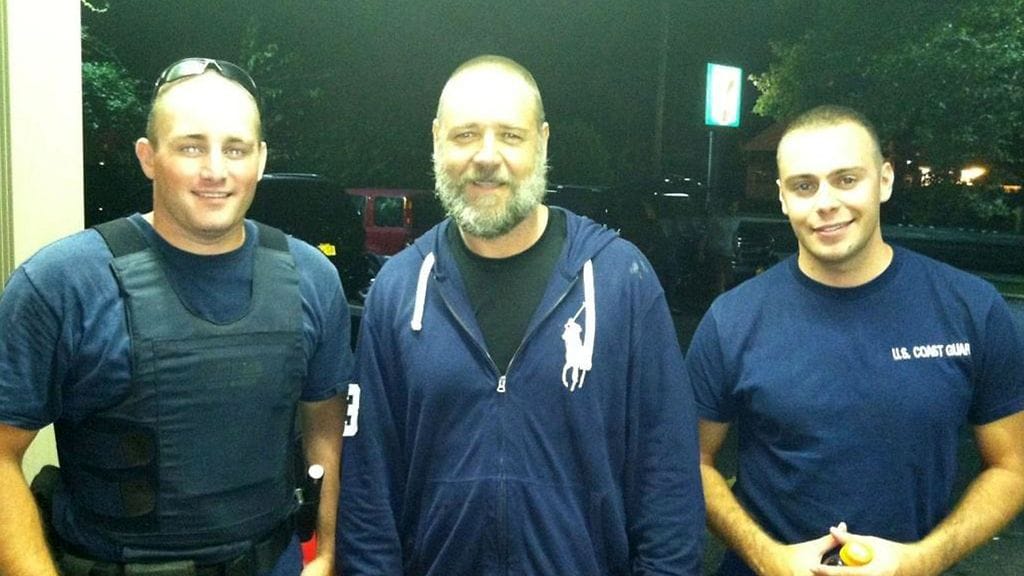 Russel Crowe poseerasi pelastajiensa kanssa.