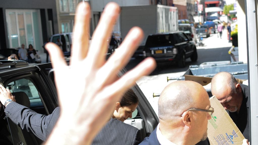 Katie Holmes saattoi Suri-tyttärensä kouluun.