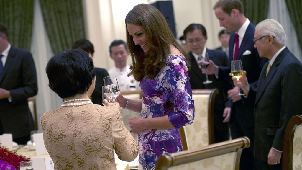 Herrutatar Catherine nautti illallisella viinin sijaan vettä.