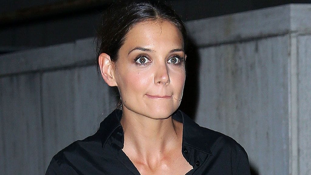 Katie Holmes oli totisen näköinen kameroiden edessä.