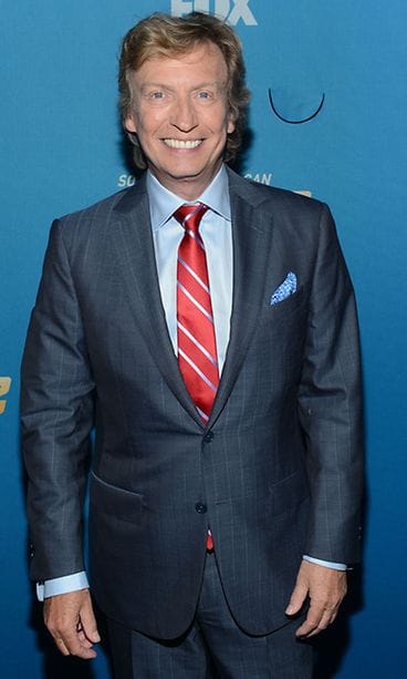 Nigel Lythgoe on ollut Holmesin tukena.