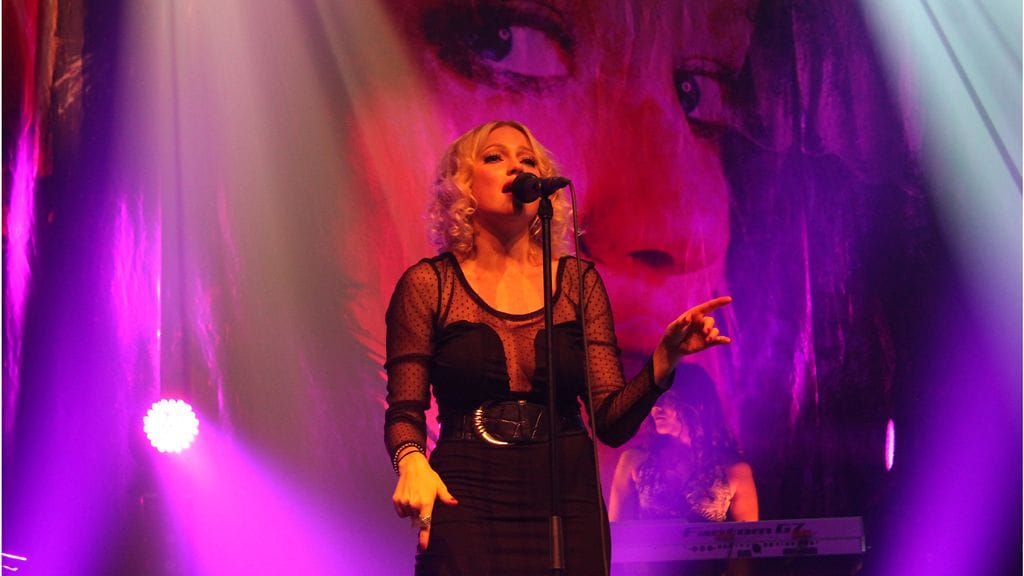 Chisu esiintyi seksikkäässä pikkumustassa.