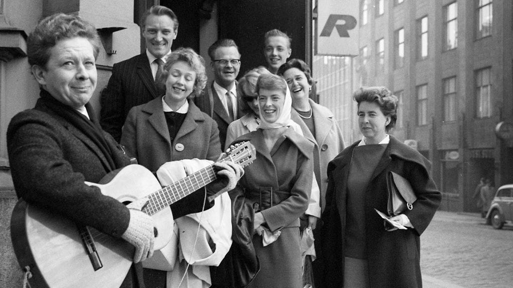 Lilla Teatern lähdössä kiertueelle ulkomaille 1960. Kuvassa kitaran kanssa Lasse Pöysti, Eva Perander takanaan Åke Lindman, vaalea huivi päässään Birgitta Ulfsson, tummassa takissa ohjaaja Vivica Bandler
