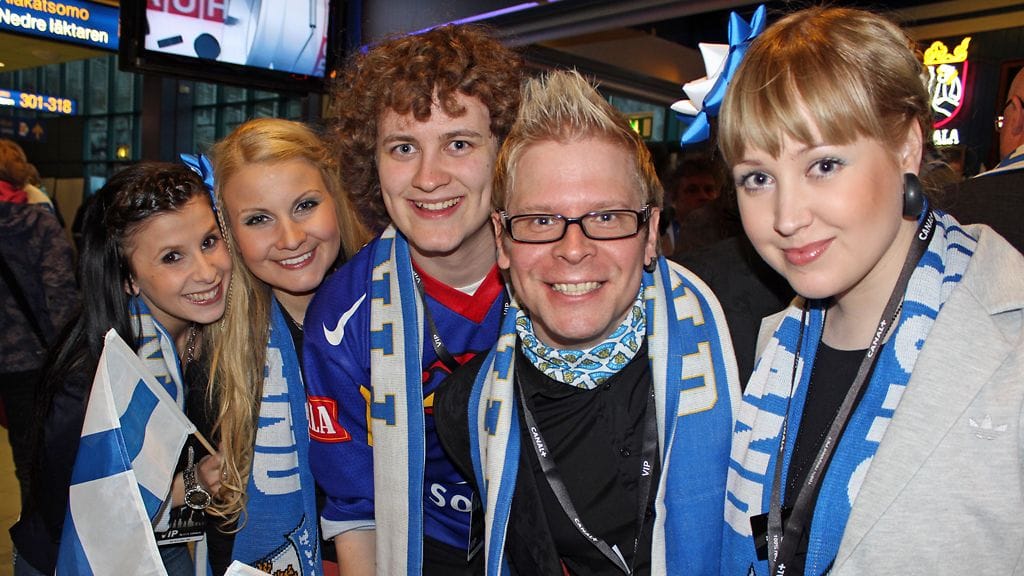 Juniori-kanavan juontajat Aurora Belegu, Tea Hiilloste, Mikko Laine, Pella Laukkarinen ja Laura Poutanen kannustivat Suomea MM-ottelussa.