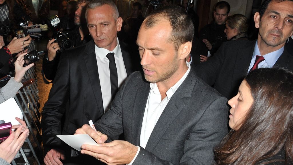 Jude Law jakaa nimikirjoituksia Sherlock Holmes: Game of Shadows -elokuvan ensi-illassa.