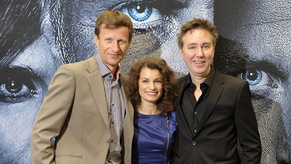 Tobias Zilliacus poseerasi yhdessä kirjailijapariskunta Alexandra Coelho Ahndorilin ja Alexander Ahndorilin kanssa elokuvan lehdistönäytöksessä.