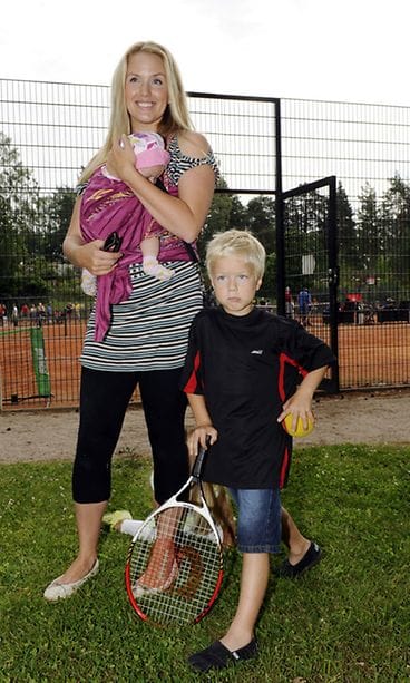 Piritta Hagman ja perheen lapset Lukas, Lila ja Eliana.
