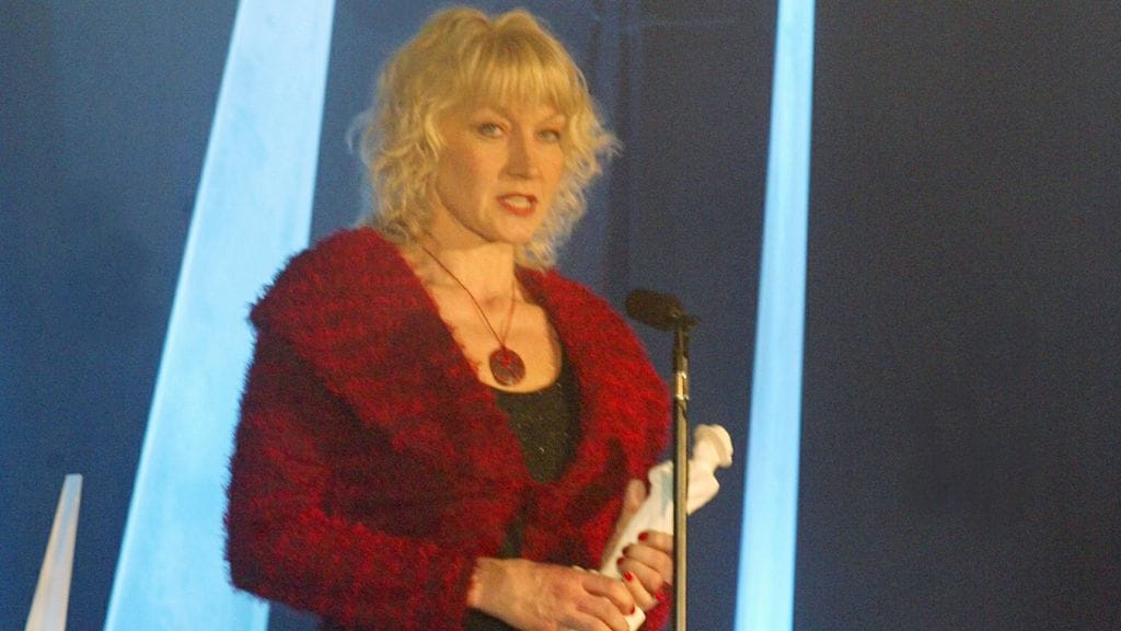 Jaana Järvinen palkittiin Jussi-patsaalla vuonna 2003.