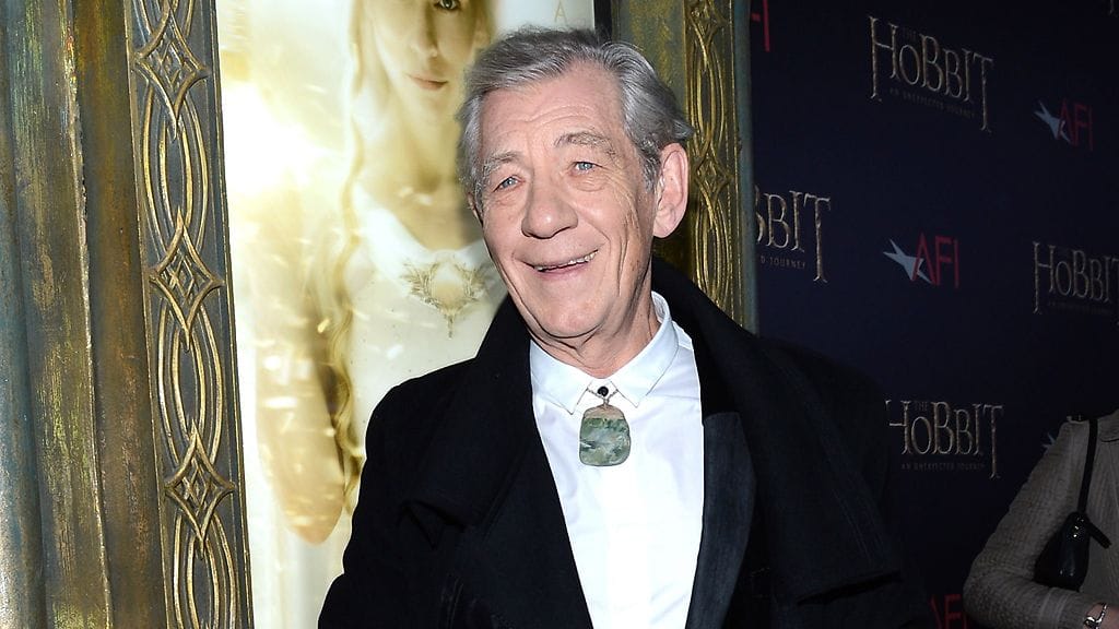 Ian McKellen Hobitti-elokuvan New Yorkin ensi-illassa.