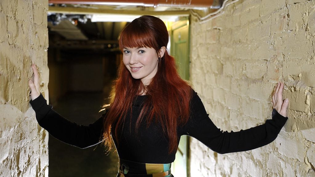 Johanna Kurkelan ääntä kuullaan Nightwishin albumilla.