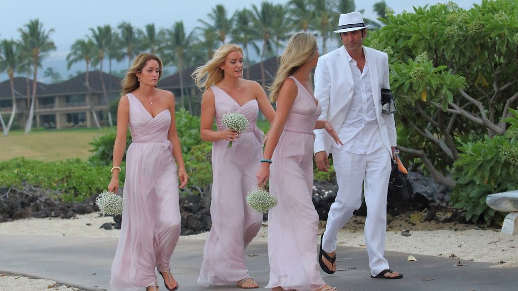 Morsiusneidot pukeutuivat pinkkiin.