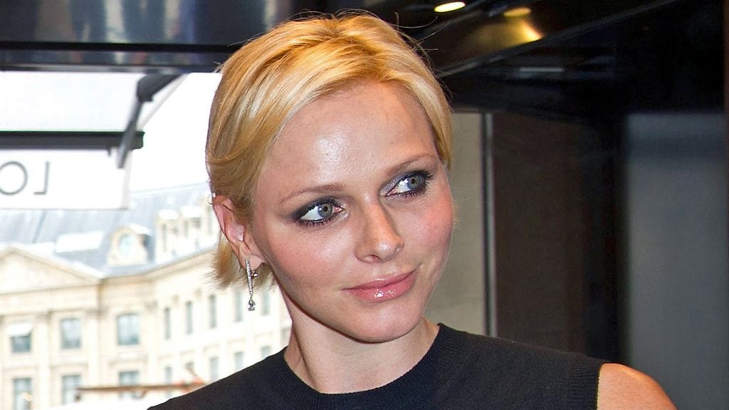 Ruhtinatar Charlene edusti näyttävästi Pariisissa.