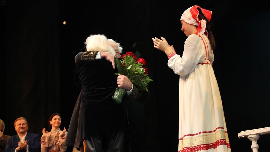 Birgitta Ulfsson antoi Lasse Pöystolle lämpimän halauksen.