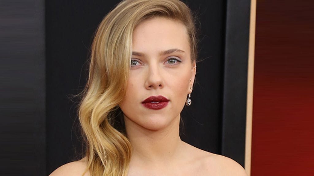 Scarlettilla on nähty sivulta lyhyt hiusmalli ennenkin.