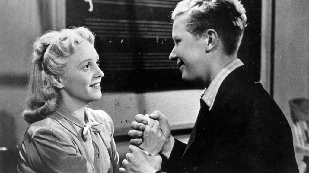 Näyttelijät Lasse Pöysti ja Ansa Ikonen elokuvassa Suomisen Olli rakastuu.