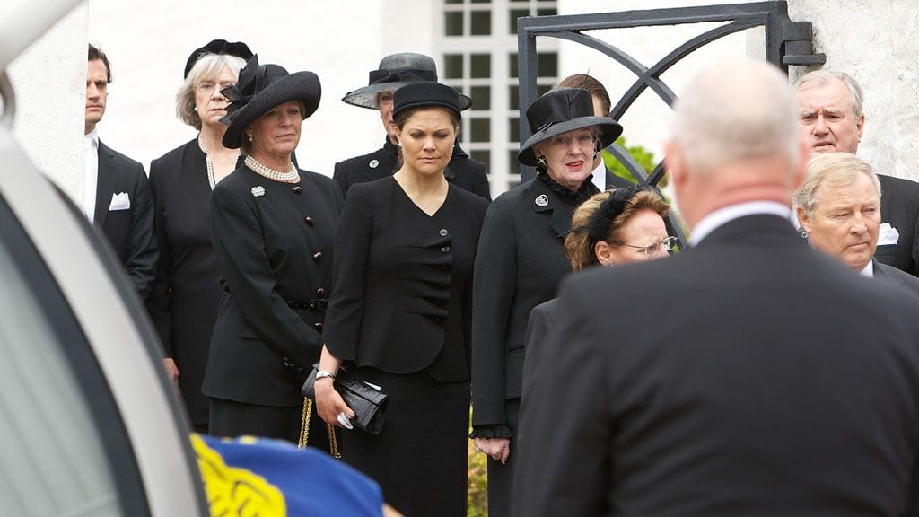 Kansainvälistä väriä näkyi hautajaisissa.