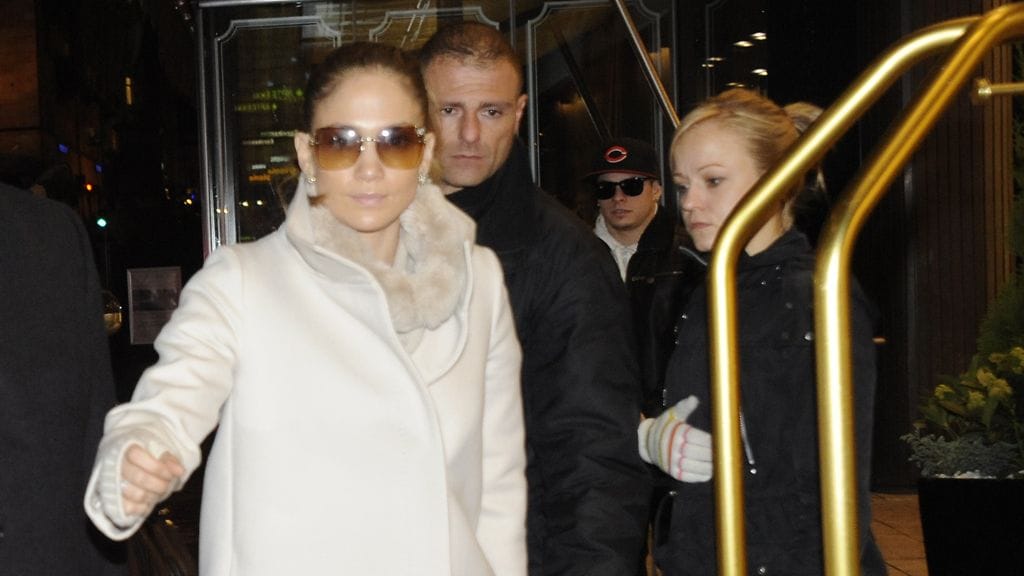 Jennifer Lopez saapuu hotelliin. Lippispäinen Casper Smart taustalla.