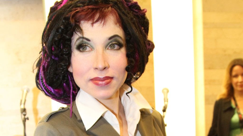 Sofi Oksanen saa tukea Kirjailijaliitolta Bazar-kiistaansa.