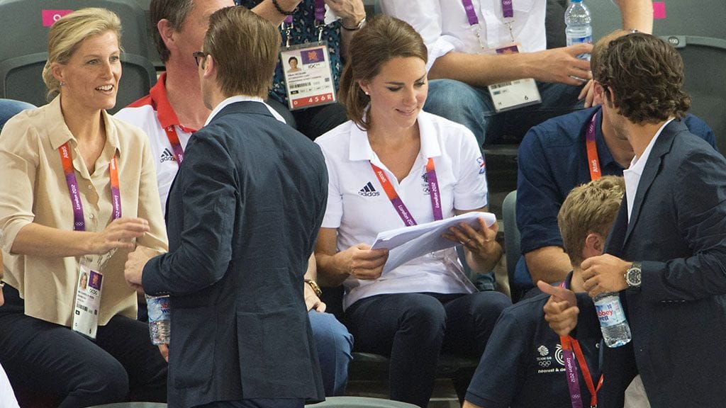 Camilla tervehti lämpimästi prinssi Danielia.