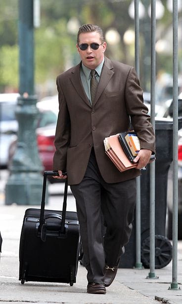 Stephen Baldwin poistumassa oikeudesta.