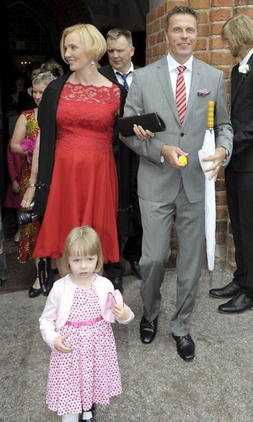 Virpi ja Jari Sarasvuo osallistuivat Aino-Kaisa Saarisen häihin.