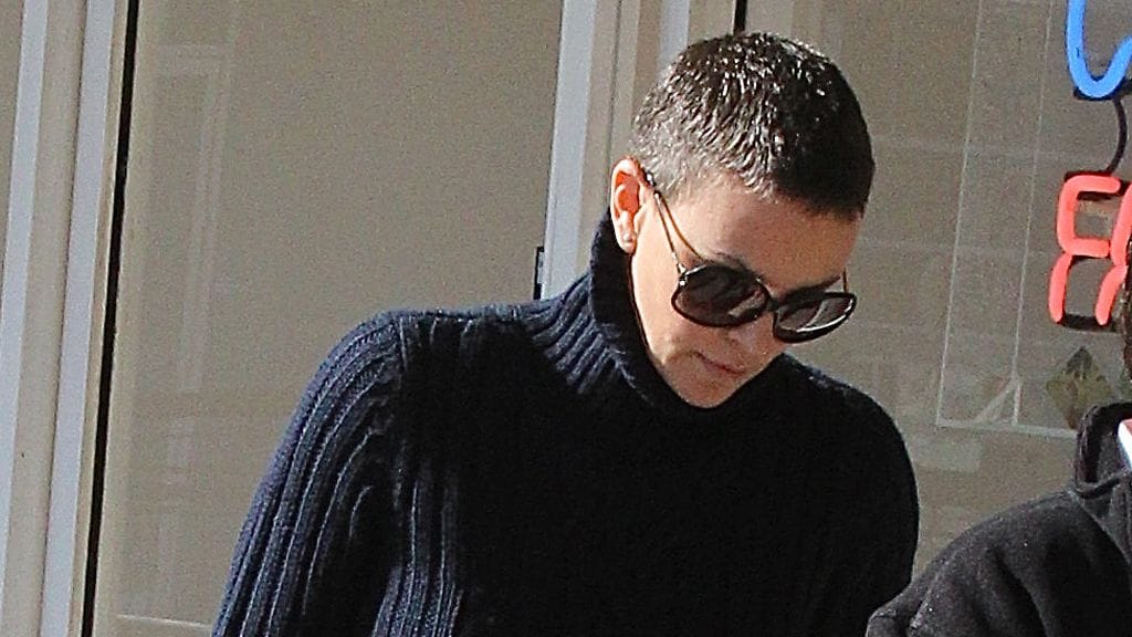 Charlize Theron uudessa hiustyylissä.