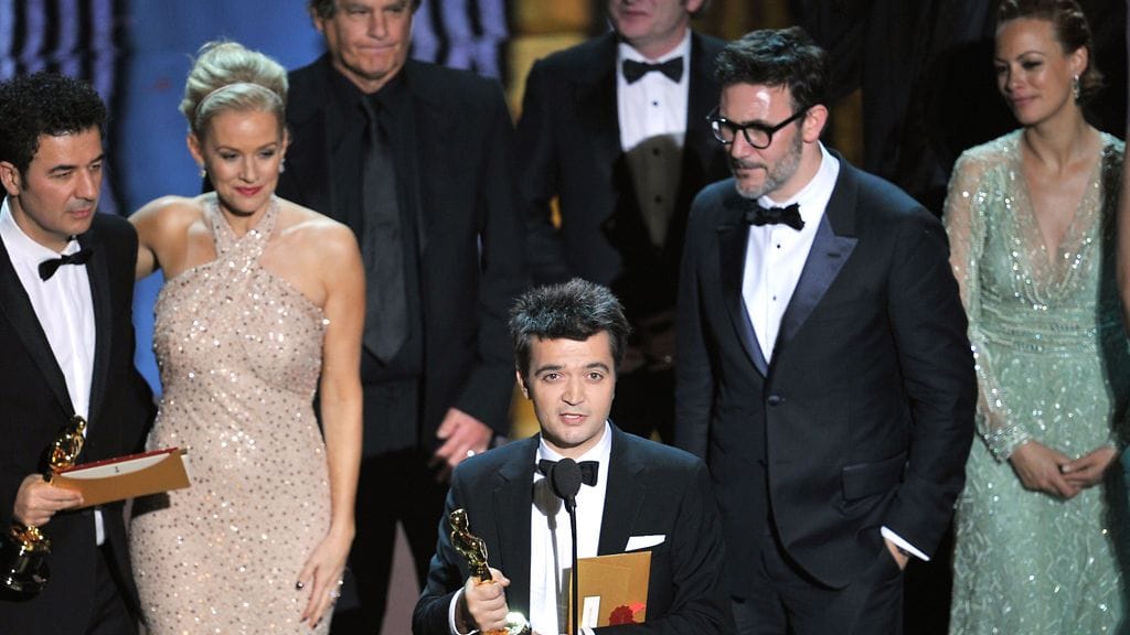 Gaalan suurimman menestyjän, The Artist -elokuvan työryhmä vastaanottamassa parhaan elokuvan Oscar-patsasta.