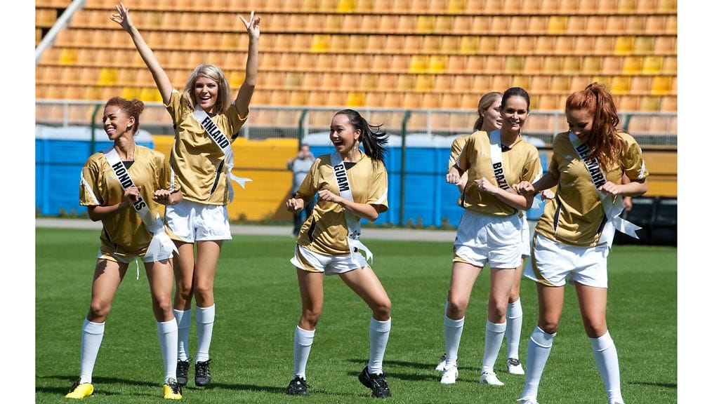 Pia Pakarinen jalkapallokentällä