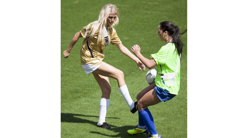 Pia Pakarinen antaa kaikkensa jalkapalloilulle.