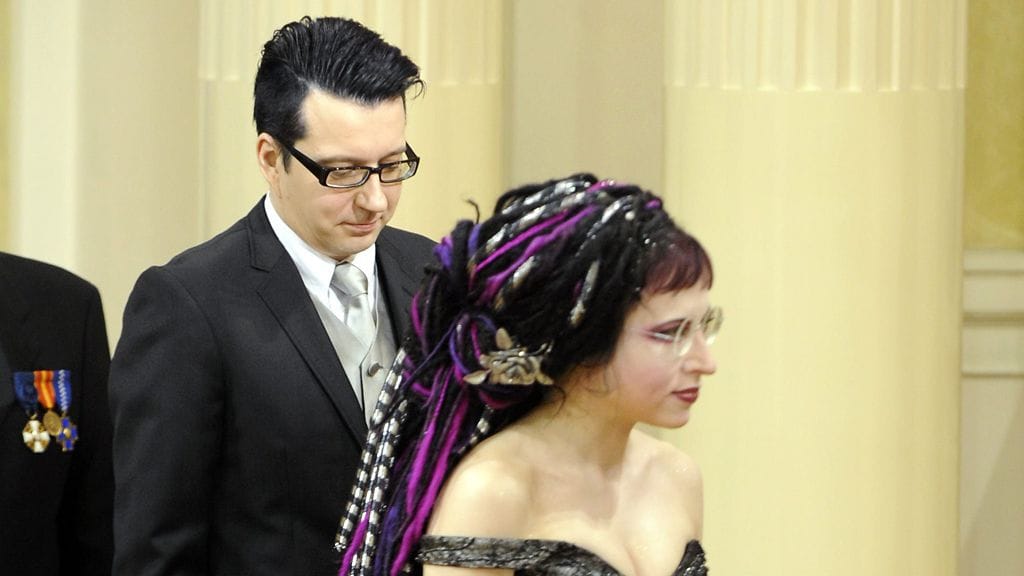 Kirjailija Sofi Oksanen miehensä Juha Korhosen kanssa itsenäisyyspäivän vastaanotolla presidentinlinnassa vuonna 2009.
