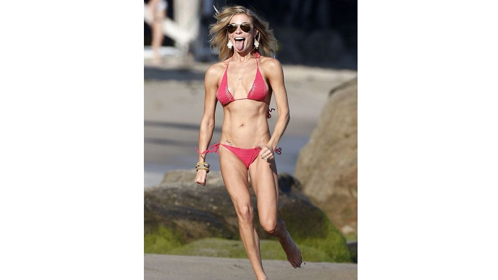 LeAnn Rimes bikineissä Malibun uimarannalla.