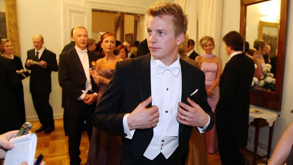 Kimi Räikkönen toimittajien ympäröimänä Linnan juhlissa.